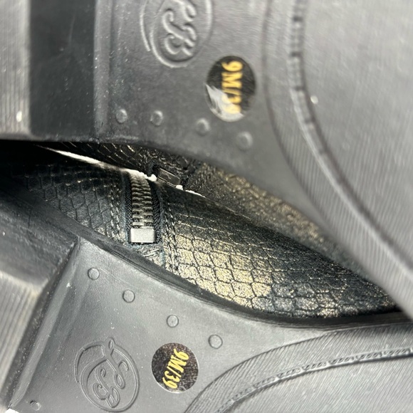 New BCBG Black 3” Comfort Heel Ankle Boots Bootie Side Zip Gold Hardware Size 9 - Picture 12 of 13